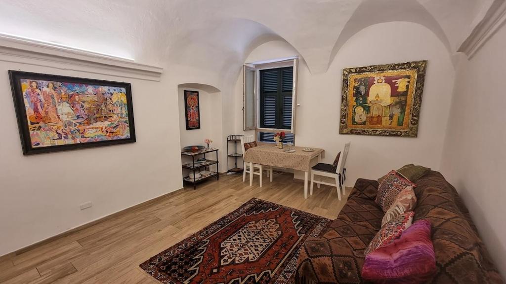 Beautifully Restored Romantic Apartment In The Centre Of Historic Dolcedo Exterior photo